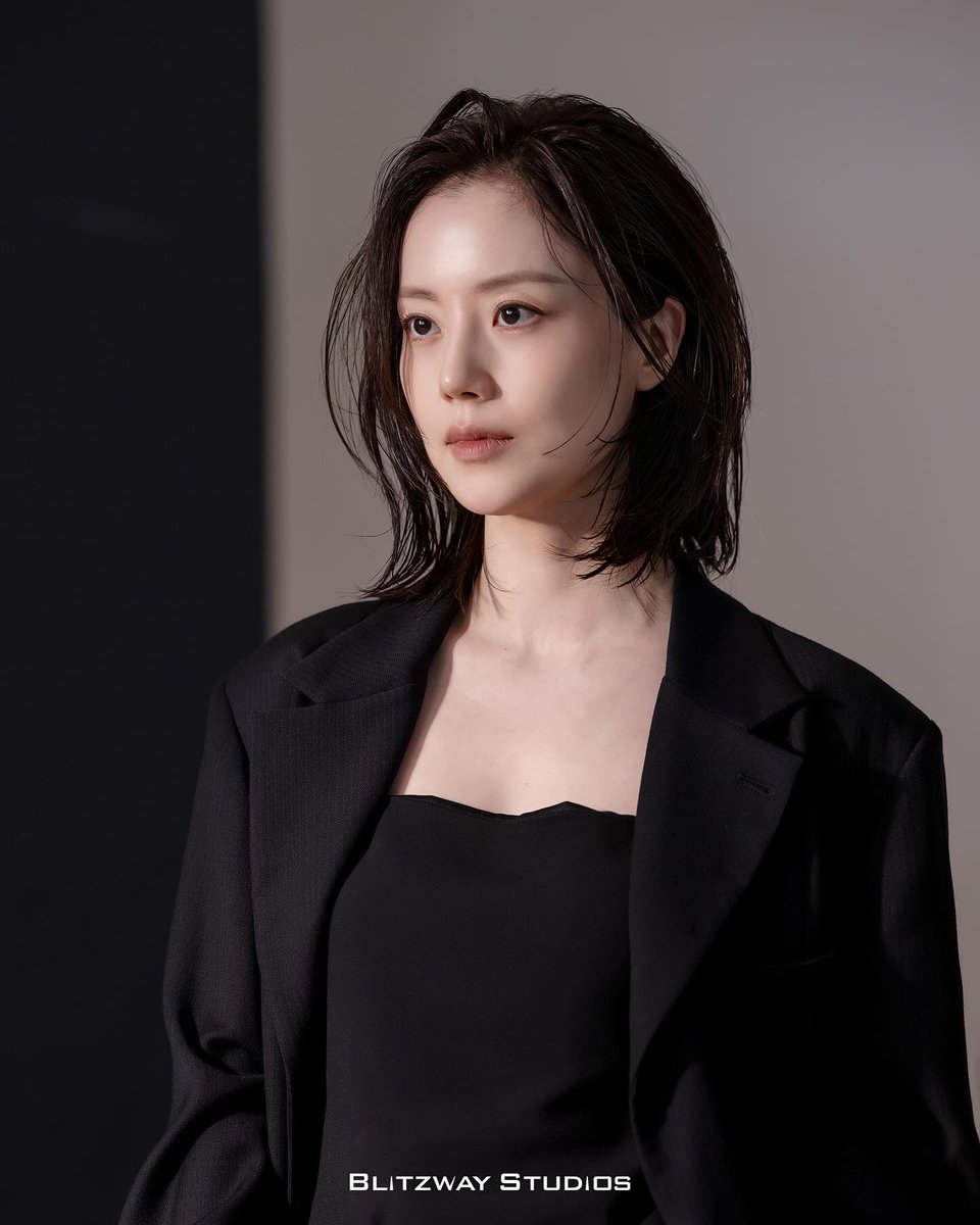 jaeger_iwc's tweet photo. 화이트 입으면 맑고 깨끗한 이미지인데 블랙 입으면 버석건조피폐흑막으로 변함 이미지가 어떻게 이렇게 확확 바뀌지 https://t.co/uNUePO2AcF