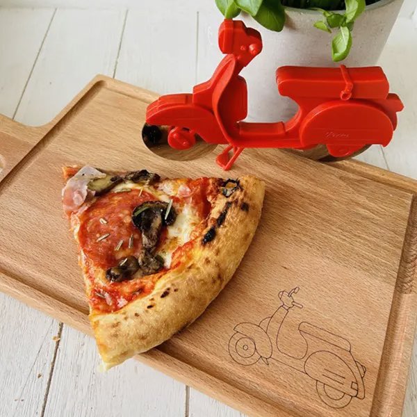 🇮🇹 Als Italiëliefhebber wil je je favoriete vakantieland natuurlijk ook een plekje op tafel geven! Dat kan met onzde houten borrelplanken > ciaotutti.nl/italiaans-eten…
Met Italië, een Fiat, Vespa, moka, je favoriete Italiaanse stad of een pakkende tekst - er is voor ieder wat wils!