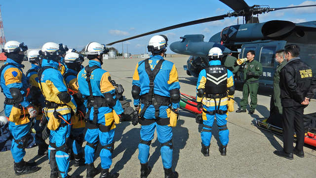 チャレンジ 特別警備隊 航空自衛隊との共同訓練】 災害時、被災地に機動隊員を迅速に派遣する