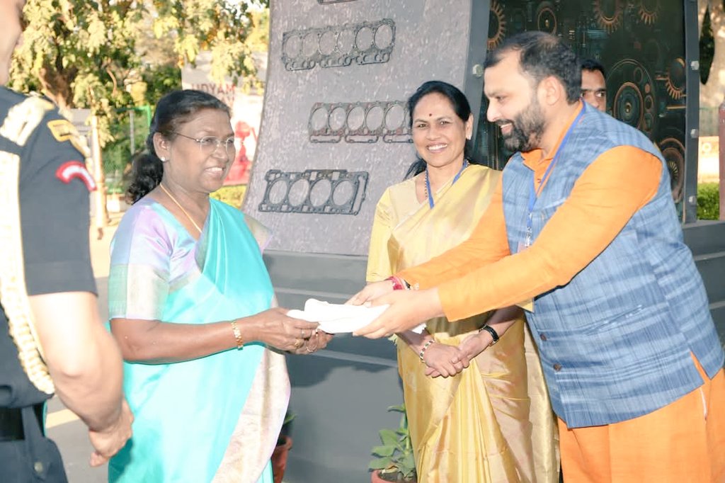 ShobhaBJP's tweet photo. Honoured to join Hon’ble President Smt. Droupadi Murmu Ji at the Udyam Utsav in the President’s Estate, celebrating the spirit of MSMEs.

The vibrant pavilions showcased a diverse range of products from handicrafts and khadi to food items, reflecting India’s rich entrepreneurial ecosystem.

The Udyam Utsav is open to the public until March 30 - an excellent opportunity to support and promote our MSMEs. 

#MSME #VocalForLocal 

@rashtrapatibhvn @minmsme
