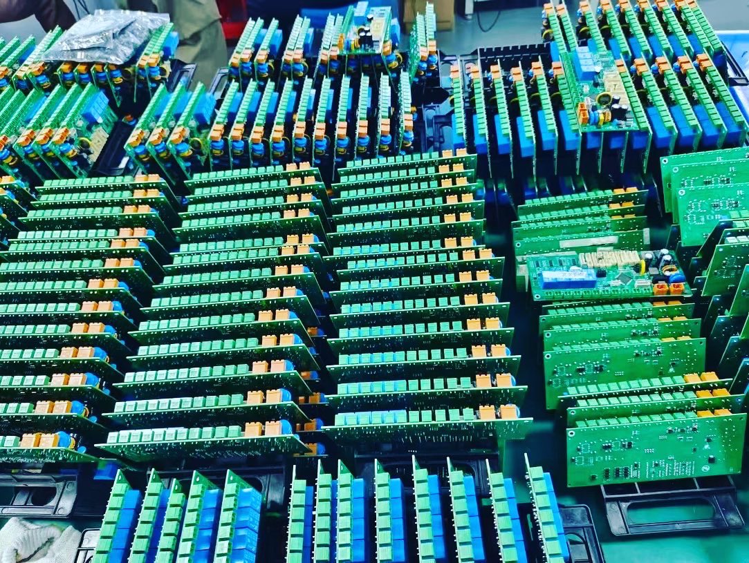 NickoXia's tweet photo. Working hard😊😊
#AngusTech #PCBAChina #PCBAssembly #SMT #PCBA https://t.co/BqTMMgalgP