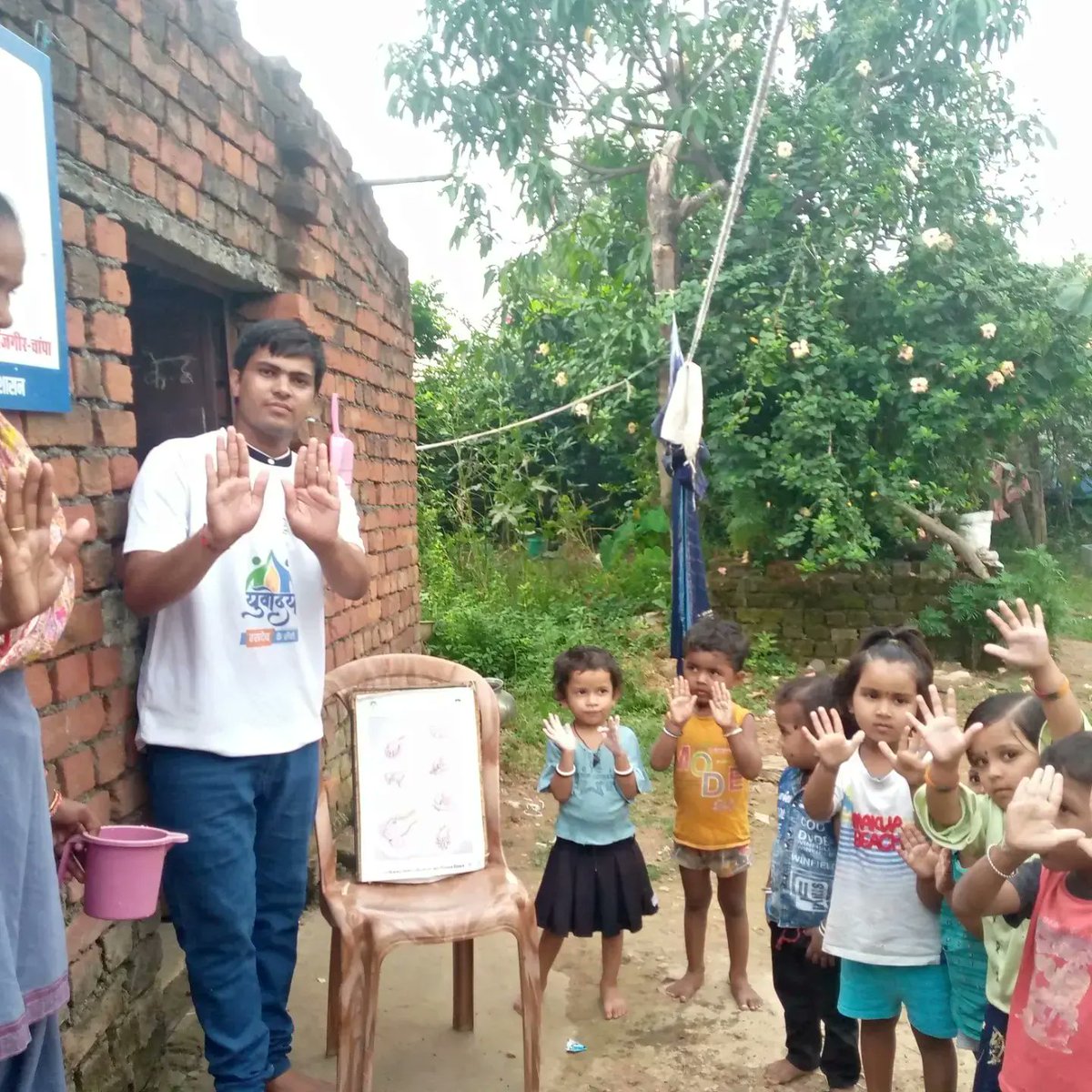YuvodayJanjgir's tweet photo. Shivesh Mishra: A true Yuvoday Hero from Akaltara! 
🌟 Educating 500+ underprivileged kids, supporting girl child education, promoting cleanliness &amp; adopting an Anganwadi center for health &amp; nutrition. Inspiring change every day! 🙌💚 #EducationForAll #CleanIndia #RealLifeHero https://t.co/Ac2asD7Xbe