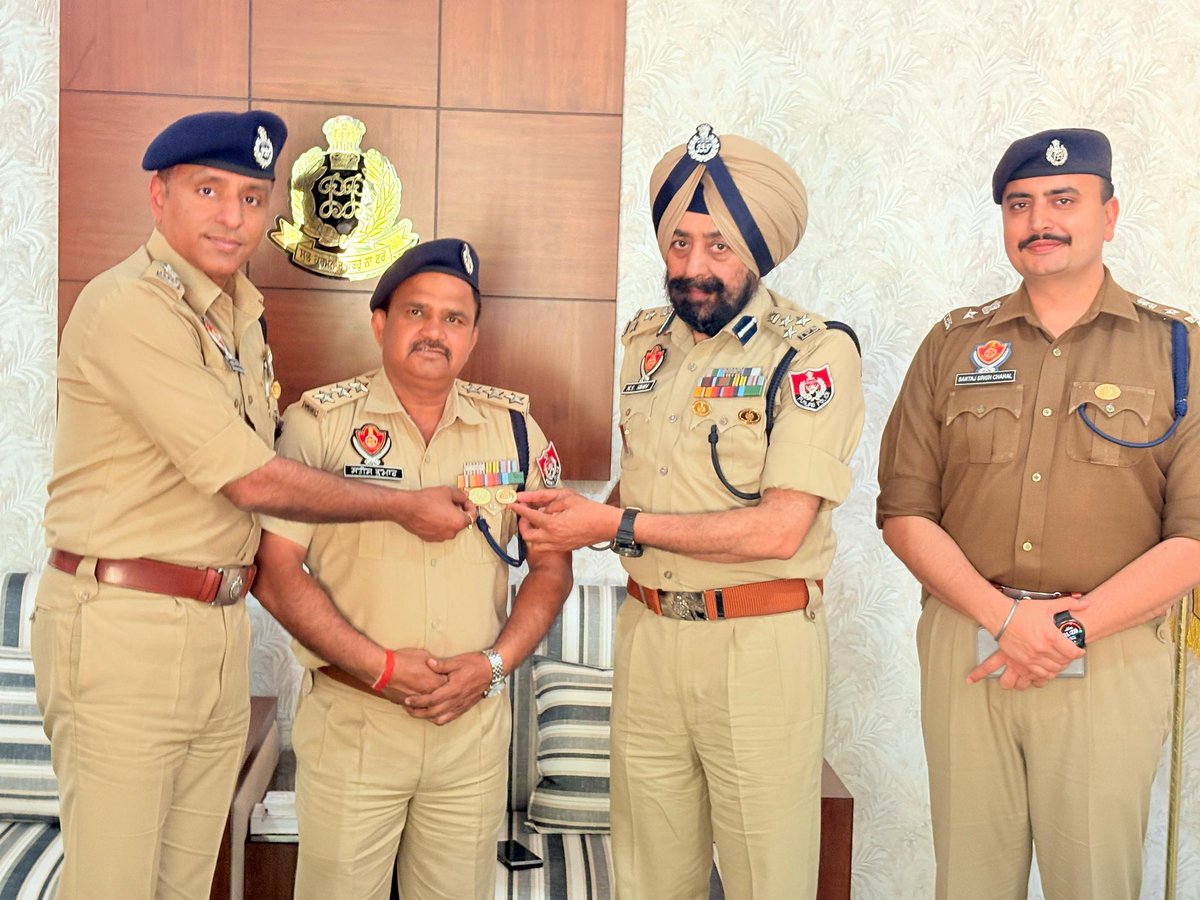 MalerkotlaPol's tweet photo. DGP Punjab honored the officers of Malerkotla Police for their excellent services by giving DGP #CommendationDisc and 51 other employees were given C-C 1 certificates along with cash.
These honors were distributed by DIG Patiala Range and SSP Malerkotla.
#ProudMoment https://t.co/5oMUNRDCtx