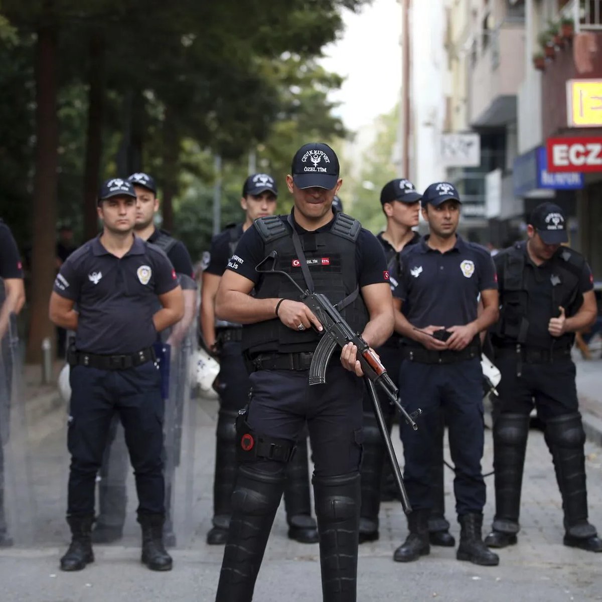 bosunatiklama's tweet photo. Ali Yerlikaya: "Dün gece düzenlenen gösterilerde 16 polisimiz yaralanmıştır." https://t.co/e05lMcAznj