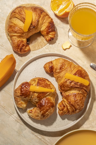 urmil200's tweet photo. ✨ Starting my day with good vibes &amp; #SeeingSigns 🧡 Croissants, fresh orange juice, and that bright orange energy! 🍊🥐
Tagging @sign  for bringing color into my morning ☀️
#SignMoments #OrangeDynasty #SignLife
@ethsign @0xzoe_im https://t.co/xx6TPxr1IK