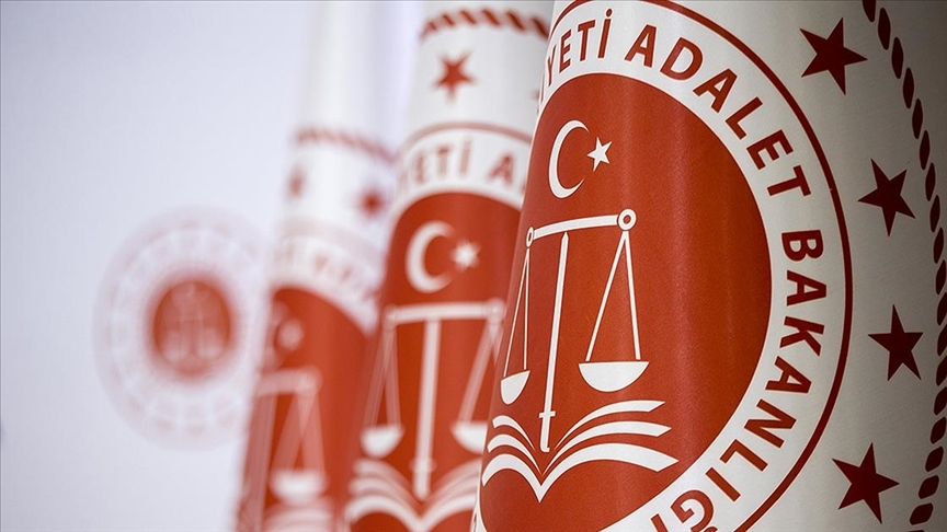 kariyerhaberler's tweet photo. 📢📌⚡️
Kanuna Rağmen İlke Kararı

Adalet Bakanlığı tarafından 21-22 Aralık 2024 tarihlerinde yazılı kısmı gerçekleştirilen Hakim ve Savcı Yardımcılığı alımının Sözlü Mülakat sonuçları 10 Mart 2025 tarihinde açıklanmıştır.

Açıklanan mülakat sonuçlarında 30 yaşının üzerinde olan pek çok aday mülakatta elendiklerini görmüşlerdir.

Adaylar, bu elenmenin sistematik ve bilinçli şekilde vuku bulduğunu iddia etmektedirler. Zira Bakanlık ile temaslarında, yetkililer tarafından kendilerine bunun bir "ilke kararı" olduğu, bu sebeple 30 yaşının üzerinde adaylara başarılı listede yer verilmediği yanıtının verildiğini iddia etmektedirler.

Şayet durum bu ise, burada bazı sorunlar olduğunu düşünüyoruz.

2802 sayılı Hakimler ve Savcılar Kanunu'nun 8. maddesinin yaş ile ilgili hükmü şu şekildedir; "Giriş sınavının yapıldığı yılın ocak ayının birinci günü itibarıyla otuzbeş yaşını doldurmamış olmak"

Bu adaylar, Kanun hükmüne itimat ile sınav başvurusu yaptılar, başarılı olarak sözlü mülakatlara katıldılar ve bu aşamaya kadar ciddi bir emek, efor ve para harcadılar. Çünkü idarenin kurallarının Kanun ve mevzuat ile belirlendiğine itimat ettiler.

Gelinen bu safhada, Kanuna rağmen bir uygulama söz konusu olmuşsa iddia edildiği gibi, burada adaylara çok ciddi bir haksızlık yapılması söz konusu. Çünkü eğer baştan kurallar böyle olsaydı, adaylar da bunca emek, efor ve para harcaması yapmazlar, maddi ve manevi olarak yıpranmazlardı.

Bununla beraber biz yaş şartının artık esnetilmesi gerektiğini düşünüyoruz zira 2025 yılında bu şart, mezun sayısına, yetkinlik elde etme olanaklarına, ortalama yaşam süresine ve sosyal güvenlik - emeklilik sistemine uygun bir şart değildir.

Bir Kariyer Meslek sayılabilecek olan Hakim ve Savcı Yardımcılığı mesleği ile bu meslek grubunun dengi diyebileceğimiz Sayıştay Denetçi Yardımcısı Adaylığı mesleği başta olmak üzere, tüm A Grubu Kariyer Mesleklerde yaş sınırının 40 olarak revize edilmesi, B Grubu mesleklerde ise tamamen kaldırılması gerektiğini düşünüyoruz.

Tüm bu hususların bir arada değerlendirilerek, uygulamanın günün şartlarına uygun hale getirilmesinin idare, mevzuat ve gerçek hayat arasında bir uyumlu bir ilişkinin oluşması bakımından önemli olduğunu anımsatmak istiyoruz.

Saygılarımızla arz ederiz,

Sayın Cumhurbaşkanı Yardımcımız @_cevdetyilmaz 
Sayın Başkanımız @AtaySalim 
Sayın Bakanımız @yilmaztunc