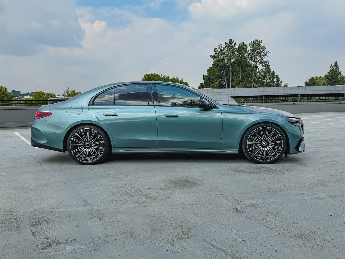 khuleonwheels's tweet image. Today we welcome the new Mercedes-Benz E220d. Up front, It features a black panel-like surface that connects the radiator grille, while the rear showcases a distinctive “cab-backward” design. Inside, the premium cabin features…
#MercedesBenzSA #MercedesBenzEClass #EClass