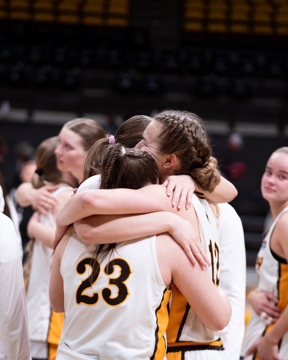 Wyoming Cowgirl Basketball tweet media