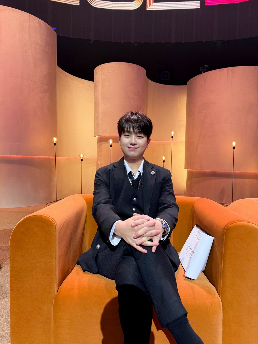 ChanWonOfficial's tweet photo. 📸 찬또그래퍼 📸

위엄 넘치게 앉아있지만
찬깍지 낀 눈에는
그저 보스베이비🤭

찬원이 눈물 흘린
무대가 궁금하신 분들은🤔

오늘 밤 10시 tvN STORY에서
<잘생긴 트롯> 본방사수!
놓치지 마세요~🫶🏻

#이찬원 #LeeChanWon
#잘생긴트롯
#티엔엔터테인먼트 https://t.co/Sw2iYPdRpm