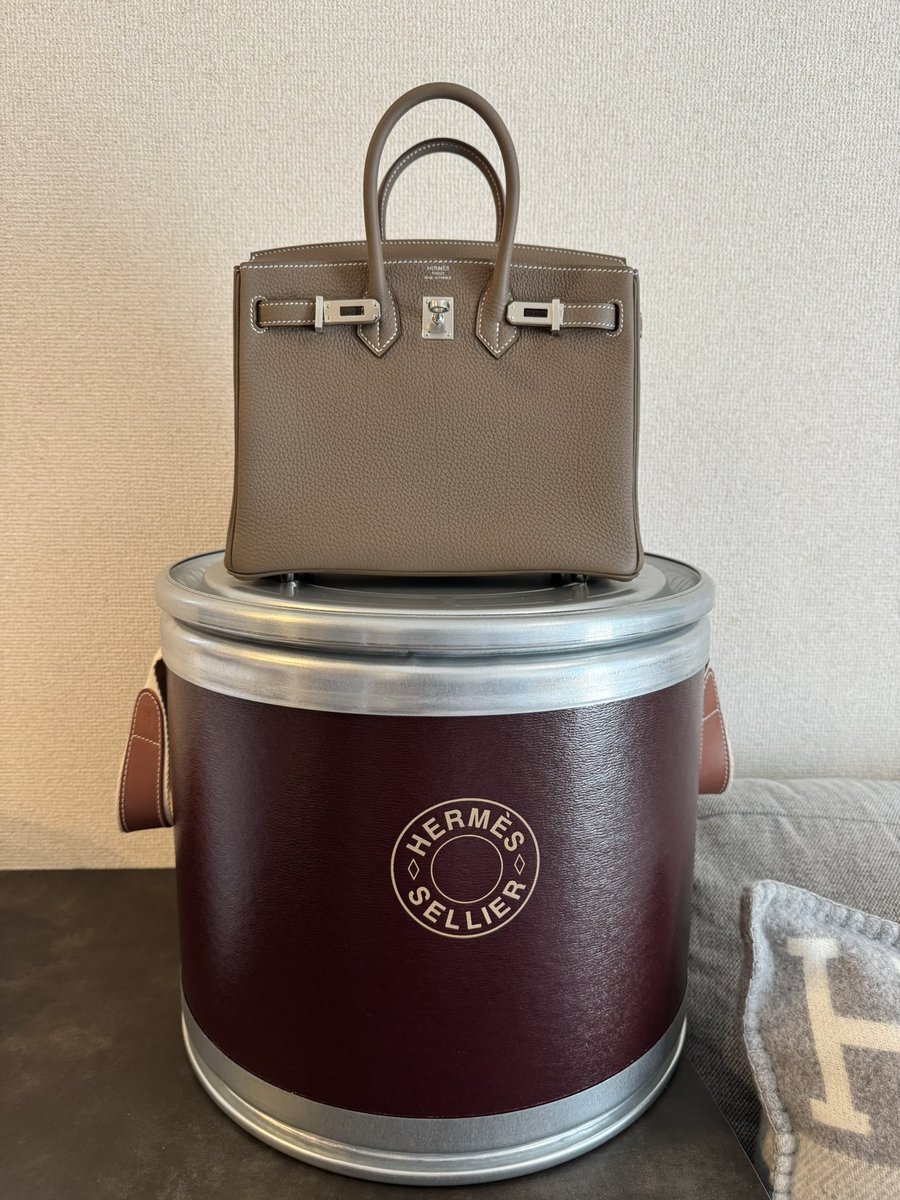 Yagi0830Yagi's tweet photo. 今回お迎えした👜はこちら😆
馬具缶も一緒にお持ち帰り😗
#エルメス #エルパト #エルメスオンライン 
#バーキン25エトュープ https://t.co/vchiHermnN