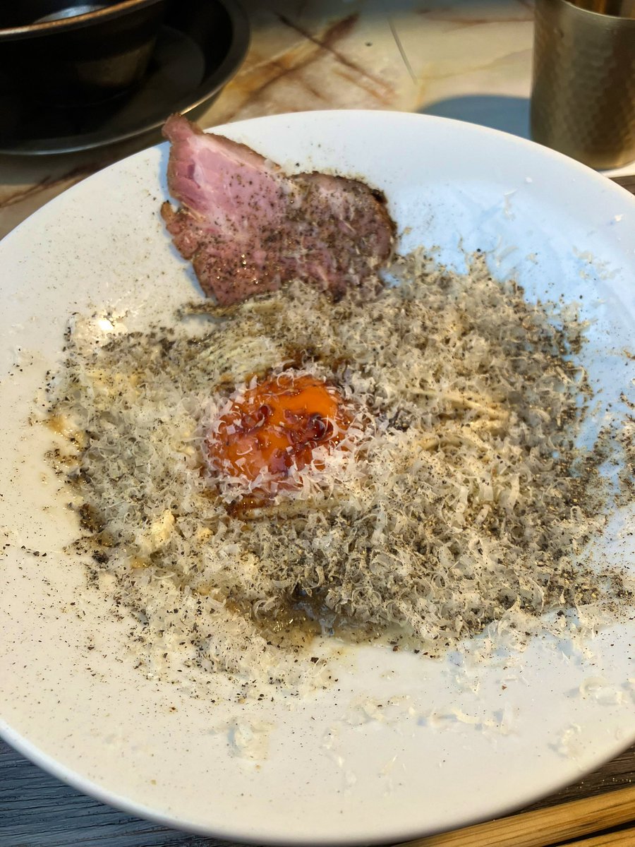 iipanyakuyo's tweet image. ＃improv.
#安中市

・研ぎ澄まされし清らかお醤油ラーメン【黒】

手前と奥で味が違います！
と声掛けあり。
手前からスープを飲むと正に清らかな澄んでいて奥深い魚介の味わい、蕎麦屋でよく使う技法のような風味がします。
奥は鶏油入れてあり鶏の旨みが溢れる研ぎ澄まされた味わい。