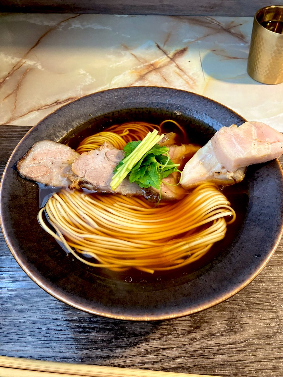 iipanyakuyo's tweet image. ＃improv.
#安中市

・研ぎ澄まされし清らかお醤油ラーメン【黒】

手前と奥で味が違います！
と声掛けあり。
手前からスープを飲むと正に清らかな澄んでいて奥深い魚介の味わい、蕎麦屋でよく使う技法のような風味がします。
奥は鶏油入れてあり鶏の旨みが溢れる研ぎ澄まされた味わい。