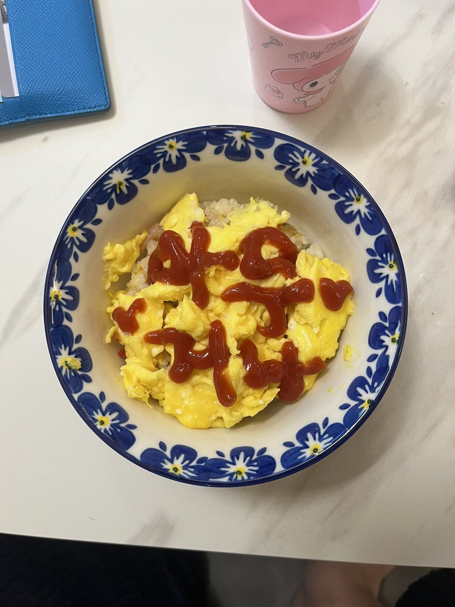 아내가 오무라이스에 뭐 적어줄까 라고 해서 “아무거나“ 라고 했더니…