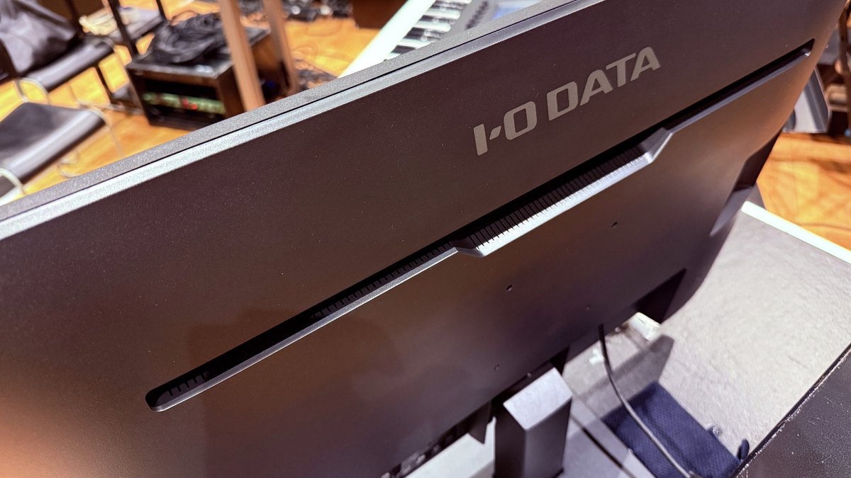 都内某所から1枚の写真が届きました! シンセ🎹やマイク🎤が映っている 都内某所から1枚の写真が届きました! シンセ🎹やマイク🎤が映っている