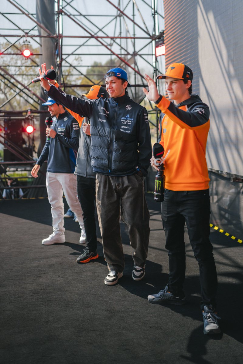 WilliamsRacing's tweet photo. Willaren? Mcilliams? 

Either way, we love it 💙🧡 https://t.co/NDET7EA1Ub