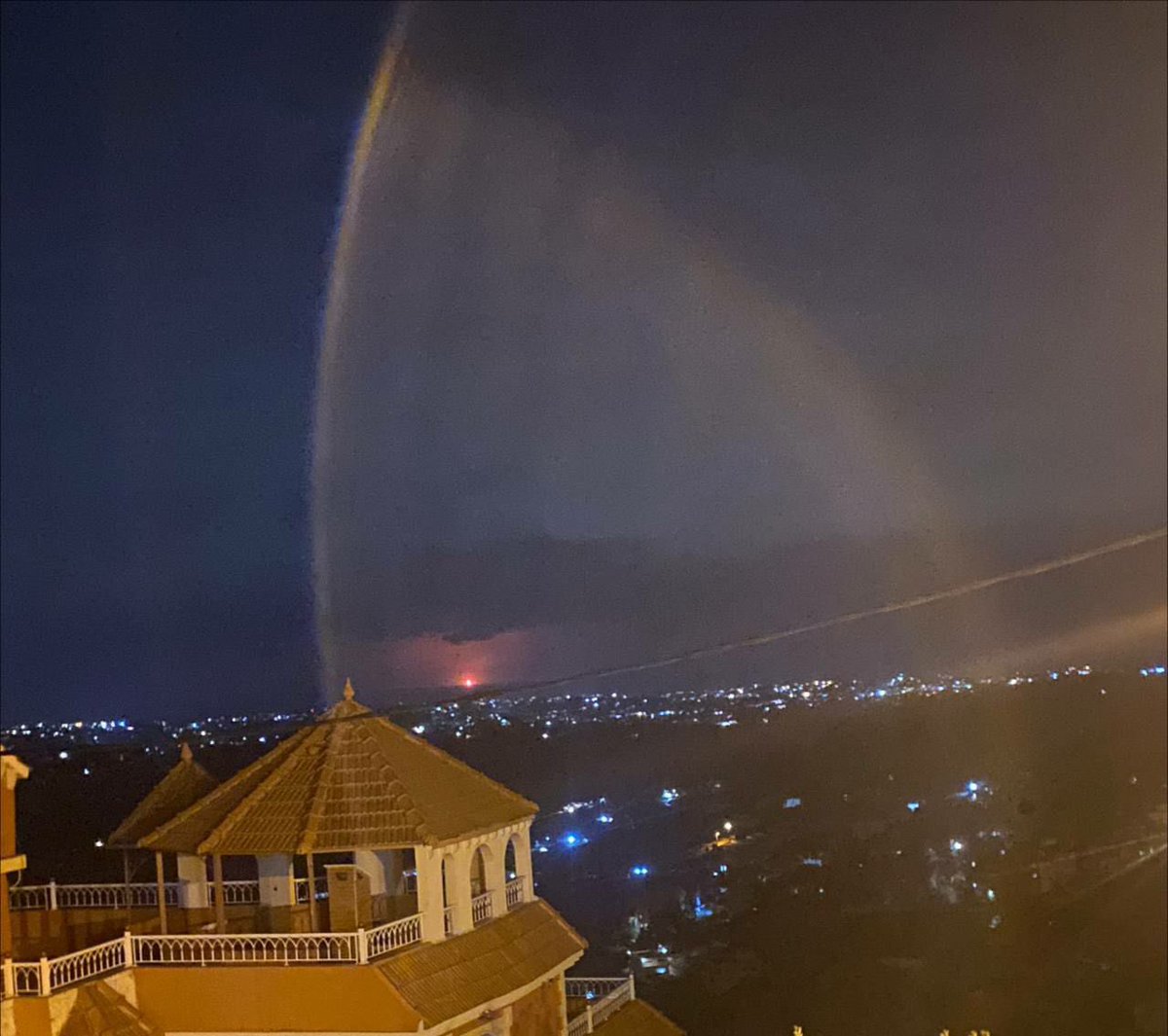 digijordan's tweet image. Huge glowing ‘UFO’ being seen over the ocean on opposite sides of the world…

First video is from Daytona Beach, Florida. 

Other 3 images from Lebanon…

All in last 24 hours…