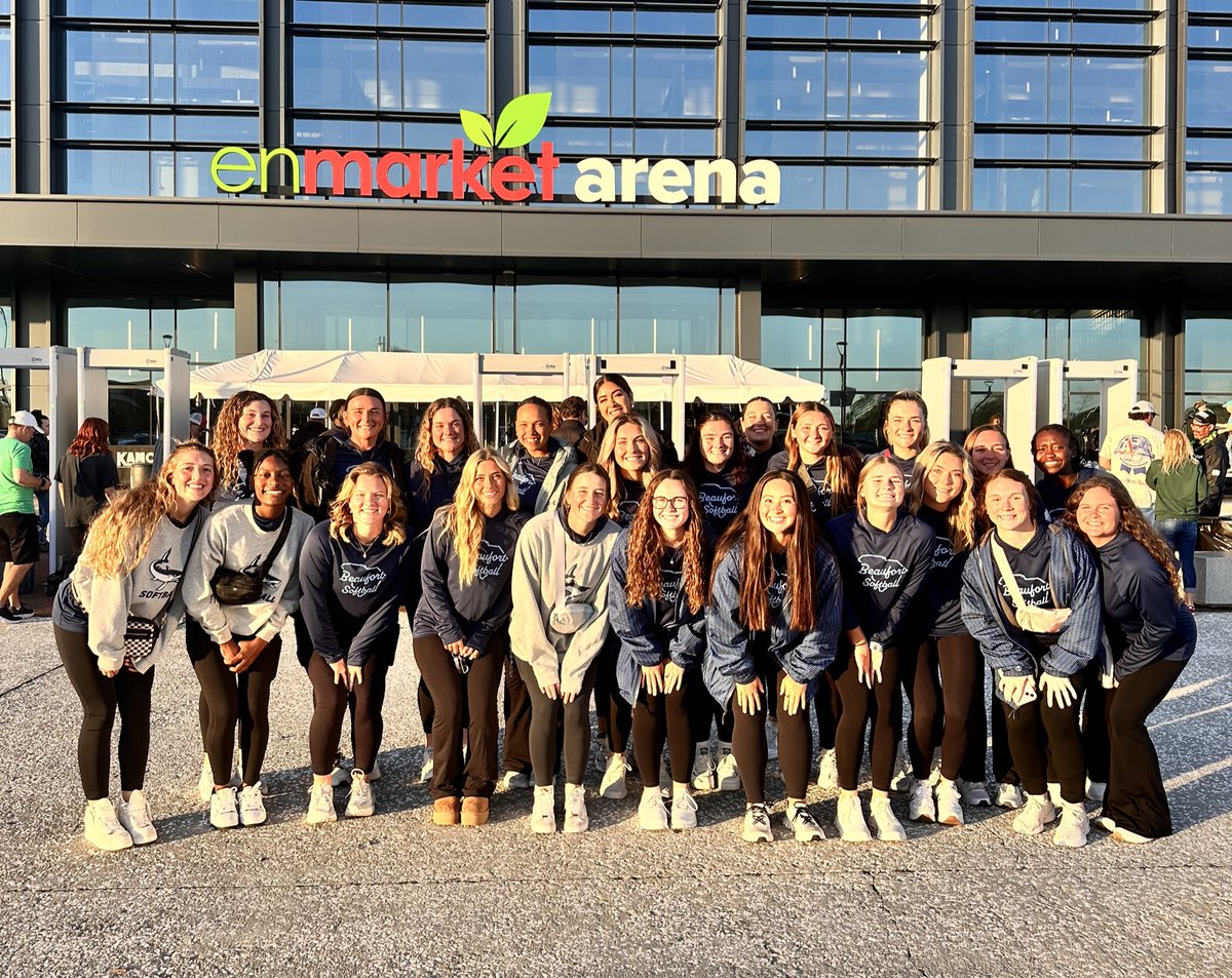 𝐆𝐇𝐎𝐒𝐓 𝐏𝐈𝐑𝐀𝐓𝐄𝐒 🫱🏽‍🫲🏾 𝐒𝐀𝐍𝐃 𝐒𝐇𝐀𝐑𝐊𝐒 

The <a href="/SavGhostPirates/">Savannah Ghost Pirates</a> got some new fans tonight — We had a BLAST! 🏒 

#LoveWhereYouLive | #FinsUpForever