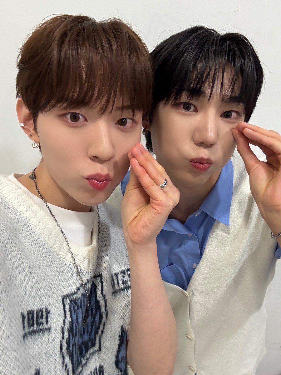 NINE_i_Firstone's tweet photo. [#이든]

후니~~ 생일 넘넘 축하해!!!!👏🎉
벌써 우리가 같이 지낸지 이렇게 오래 됐다니.. 믿을 수 없따.. 앞으로도 잘 부탁하고 좋은 하루 보내윰!! 사진은 눈물피스🥹🥹

#나인아이 #NINEi #EDEN https://t.co/9PhMCzRXim