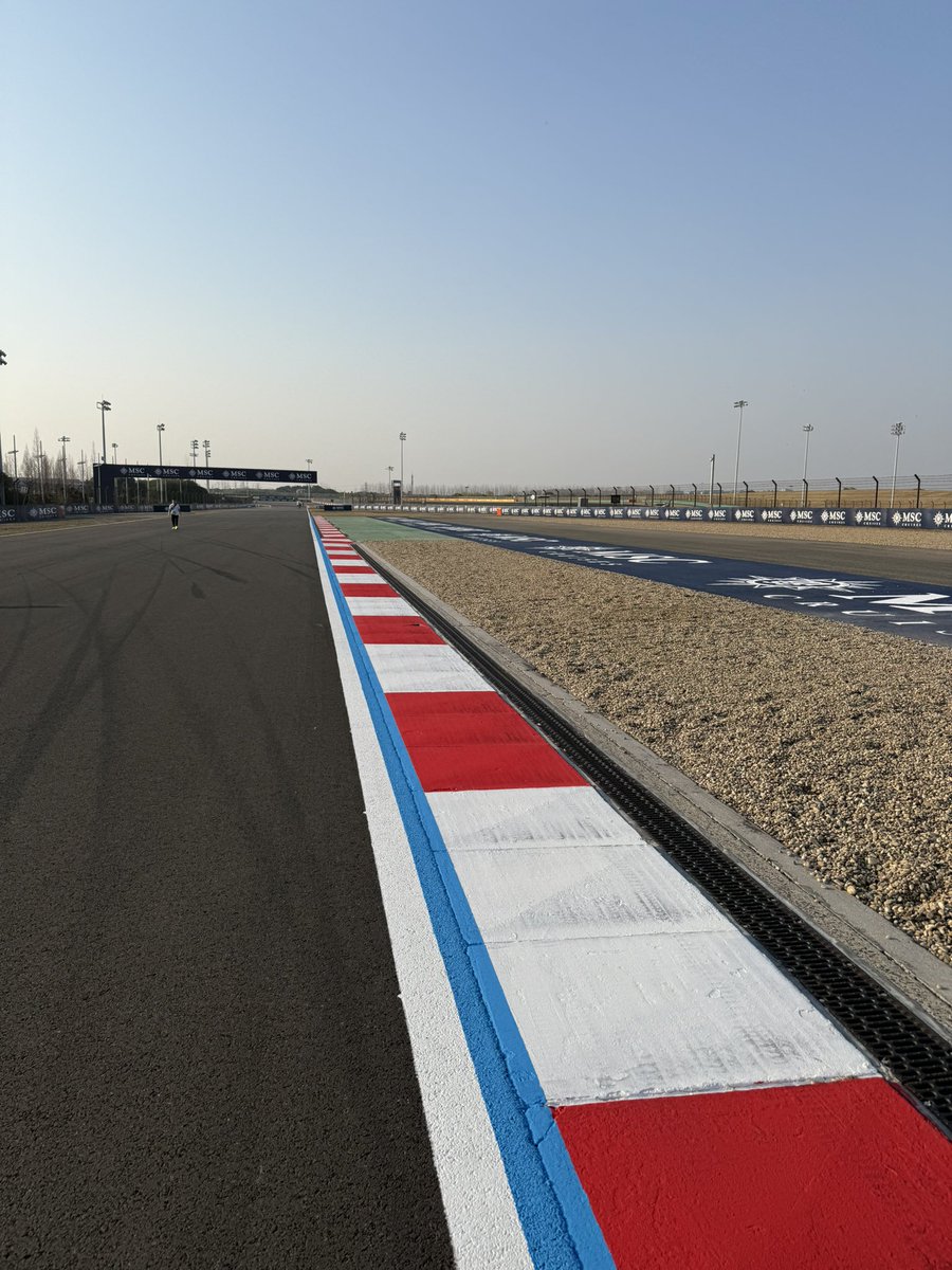 Circuit is volledig opnieuw geasfalteerd. Alle hobbels eruit gehaald, veel meer grip dan voorheen. Eind aug 2024 afgerond, al wat slijtage zichtbaar in T9. Nieuwe hoge curb binnenkant T3 en net als vorig jaar grind exit T10 en T16, nu met blauwe lijn voor track limits #ShanghaiGP