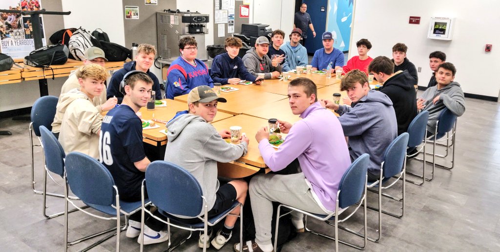 EudoraGolf's tweet photo. Team breakfast after morning practice, made by @Eudoraculsmoker!
On the menu:
🫗Water Hazard Latte😏(chai "tee" to look like water hazard water)
🥞2- or 3-tiered "greens" (pancakes akin to golf greens), maple syrup "bunkers" & flagstick skewers
🍩Donut "Holes"
#FancyLike 🎉🙌🏼⛳🏌🏼♂️ https://t.co/76eQ96zMSc