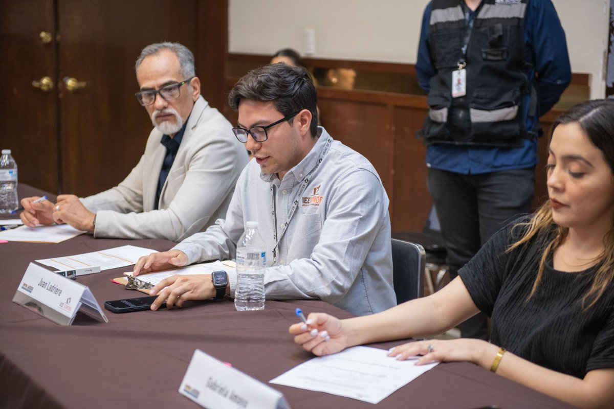 IEESonora's tweet photo. Con el objetivo de generar espacios que fomenten la #ParticipaciónCiudadana, el #IEESonora mantuvo una charla con diferentes líderes juveniles y estudiantiles mediante el grupo focal “La Participación Electoral de las Juventudes”. En este intercambio de ideas, se destacó la importancia de ejercer un voto libre, informado y razonado en la jornada electoral del 01 de junio.