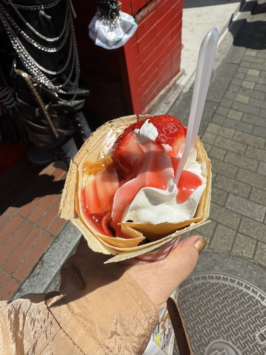 yuip_okazu111's tweet photo. 断食中のオカちゃんと原宿へ https://t.co/FgkWdHcW75