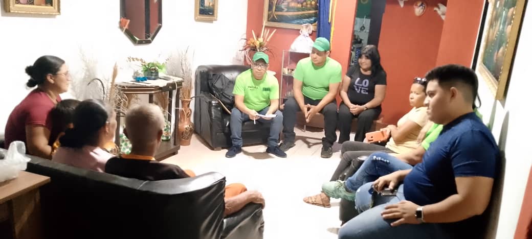 Zulia_Copei's tweet photo. #copeizulia Desplegados en la Pquia Alonso de Ojeda en defensa del Zulia, nos organizamos en cada Centro de votación 🟢💯
P.Julio Maninat, E.Hernández, Raúl Cuenca, N. Matea, L. Contreras, F. Zea y Nva Lagunillas. 
Estructuras activas ✅
Rumbo al #25Mayo 
#ElZuliaNoSeEntrega ☀️ https://t.co/Vae1t06fTo