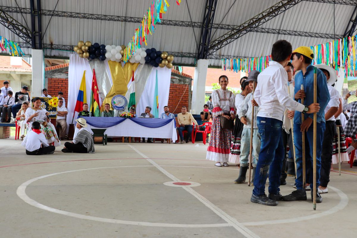 GobdeSantander's tweet photo. #Ocamonte #SecretaríaDeEducación 
Junto al alcalde, concejales y comunidad educativa, acompañamos al rector Ángel Alonso Pelayo en la conmemoración del 56º aniversario de la institución Técnico Agropecuario San José.
#EsTiempoDeLaEducación #EsTiempoDeSantander https://t.co/c4qux17nBu