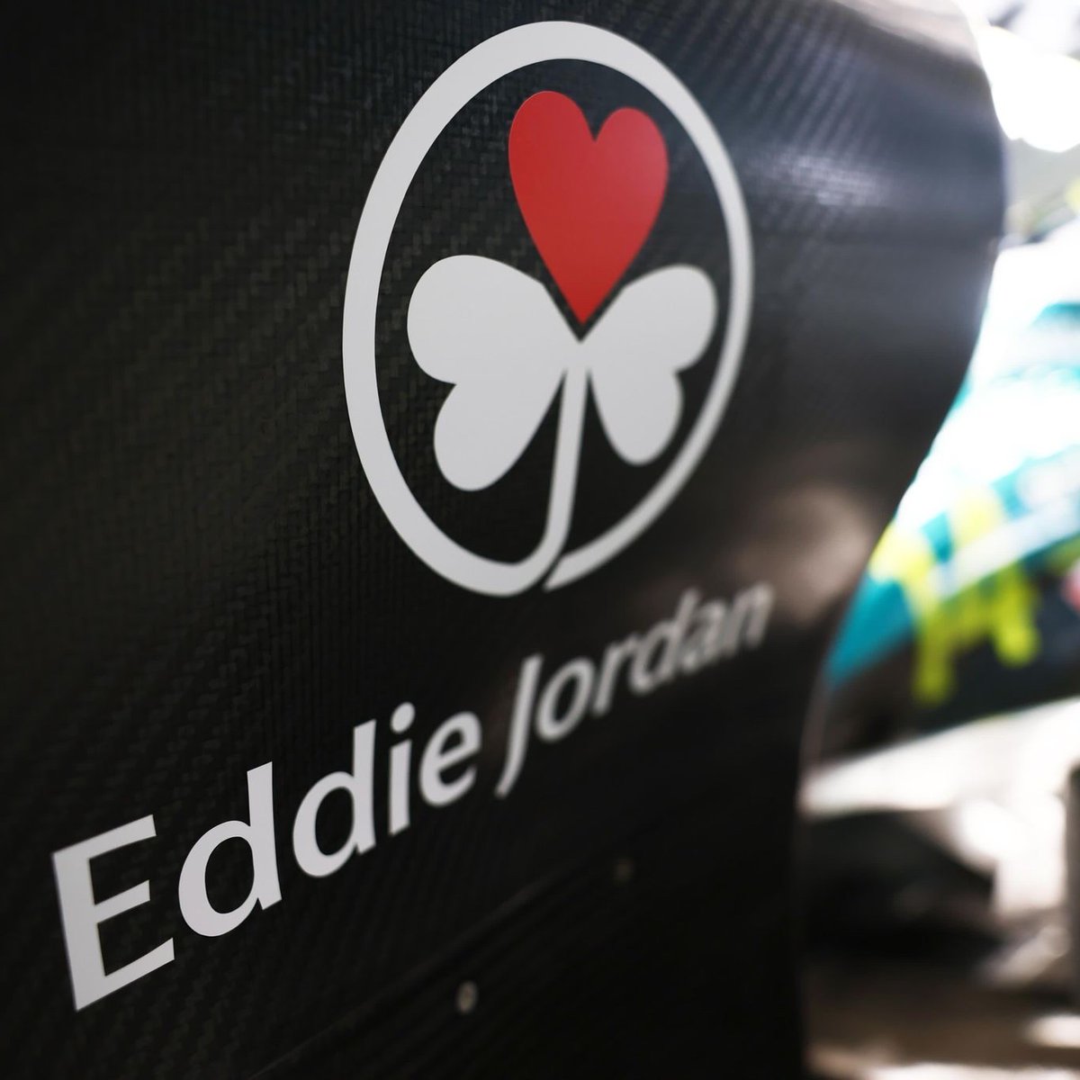 Aston Martin, the team that started out as Jordan, pays tribute to Eddie Jordan at the Chinese GP ❤️
