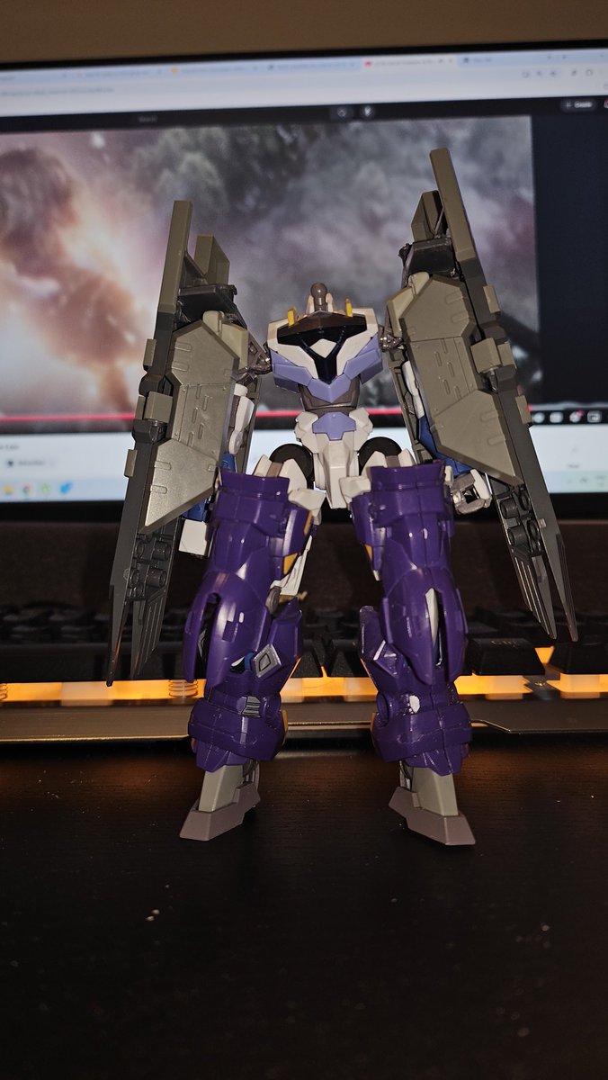 n_rec00's tweet photo. Worried that this idea won't escape my head the right way, but I had to at least mirror both sides.
Gif totally unrelated.
#Lfrith #gunpla #ガンプラ #WIP #進行中 https://t.co/AAFxVmCaHD
