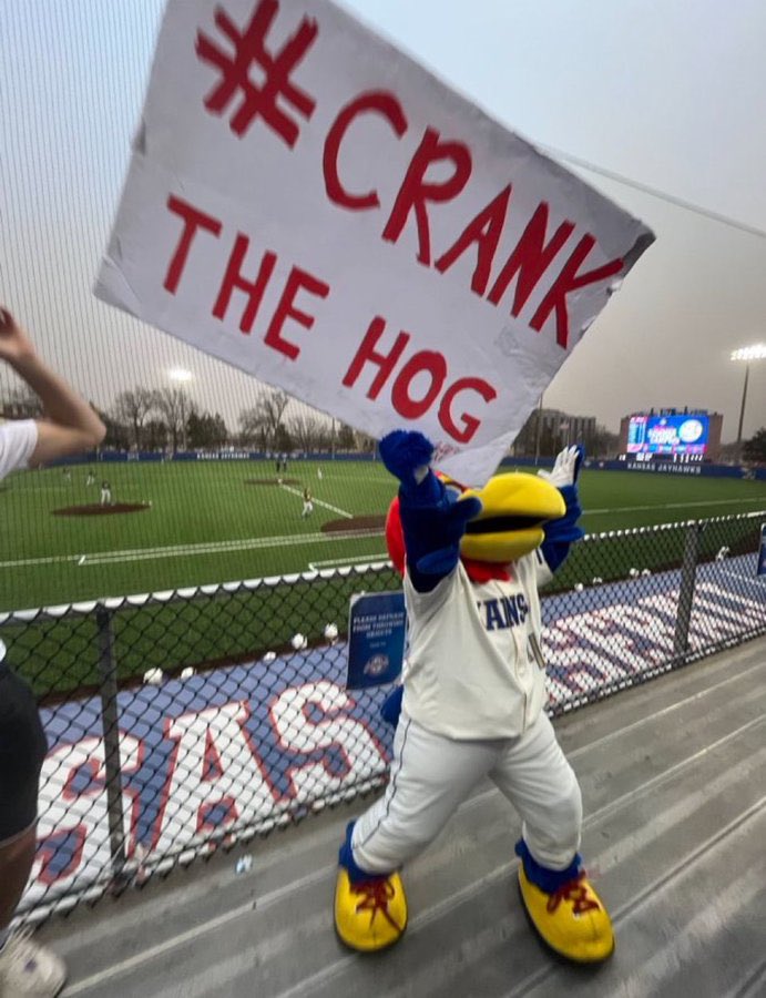 _Smitty12_'s tweet photo. @KUHoops Even your mascot knows https://t.co/FxyiNAtFZB