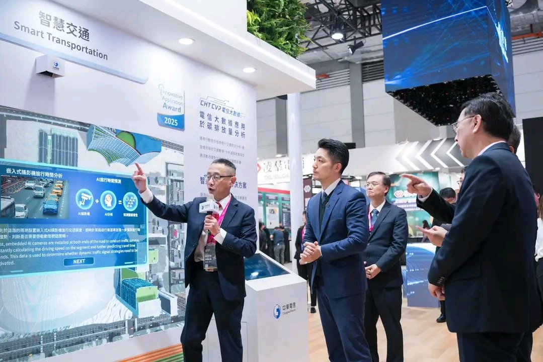 AI導入市政服務 臺北攜手 #鴻海  🤝🏻

這兩天我參加 #2025智慧城市展 ，和來自世界各地的專家、城市首長一起探討智慧城市的未來發展，AI如何透過公私協力，讓市民生活更智慧、宜居。

趁著這個盛會，我也和市民朋友宣布好消息！臺北市政府將AI導入市政，正式和 #鴻海 合作，結合鴻海的專業和經驗，深化