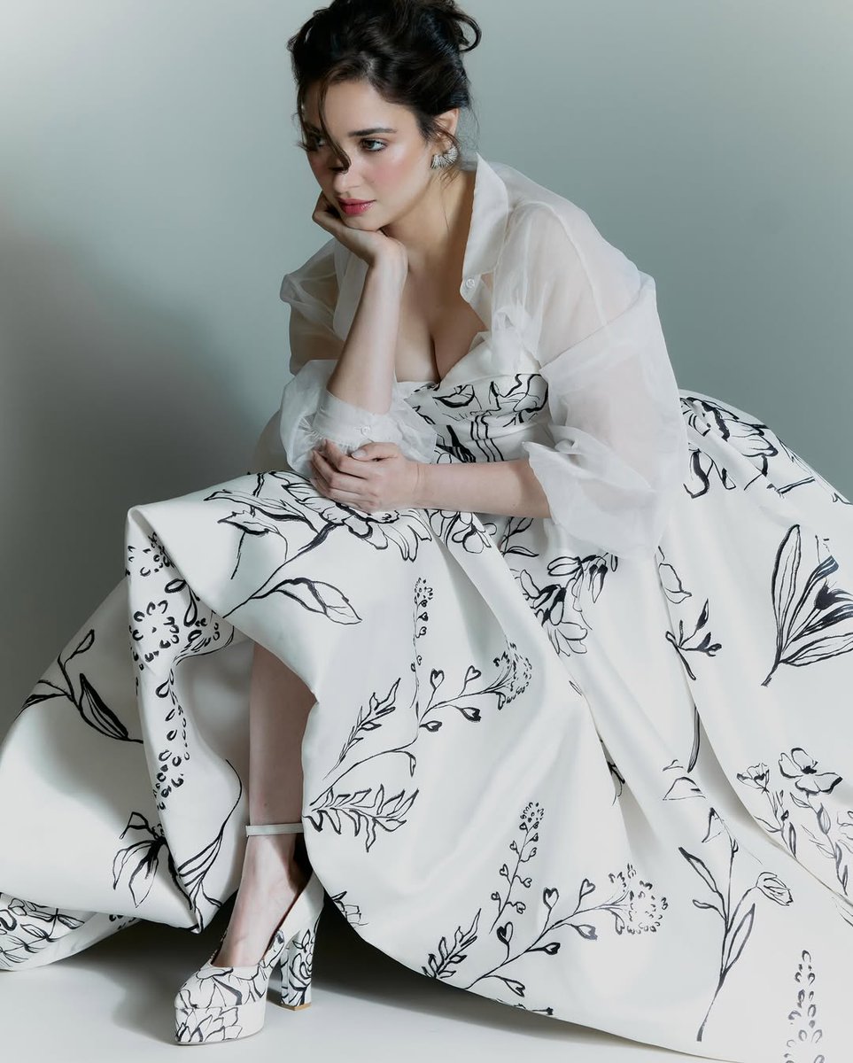actresswall's tweet photo. You Name It
#TamannaahBhatia 
#Bollywood #IndianActress #BollywoodBeauty #DesiQueen #IndianCinema #BollywoodDiva #TollywoodQueen #KollywoodStar #MollywoodActress #SandalwoodBeauty #CelebStyle #ActressGoals #Glamorous #MovieStar #RedCarpetLook https://t.co/tMKp07MA6e