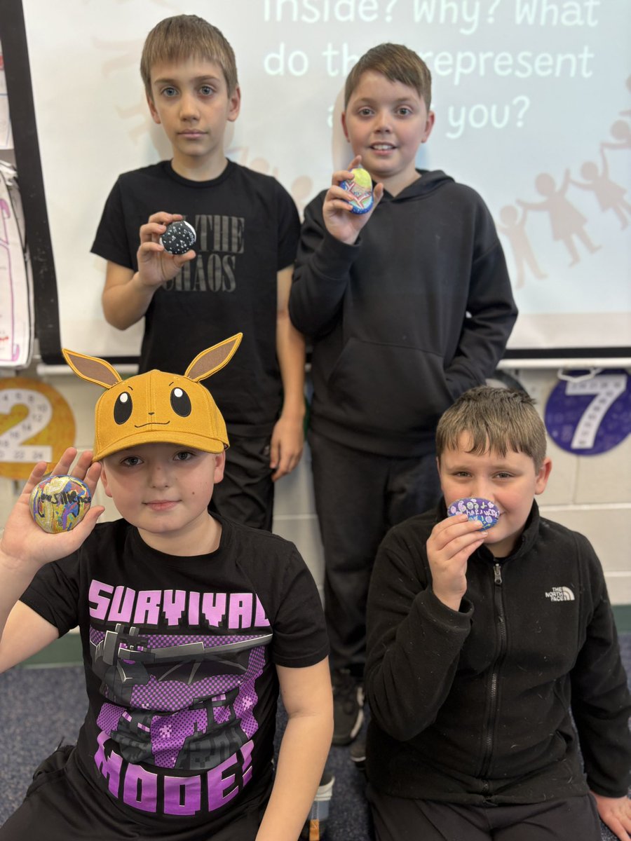 HulliganExplore's tweet image. After reading Agate, What Good is a Moose?, we decorated our own rocks to represent our personality traits and experiences that shape our lives. We also chose one word as a theme or goal. Resilient, grace, whimsy, confident, smile & persistent were some. 💙 🫎
@D59Rupley #SEL