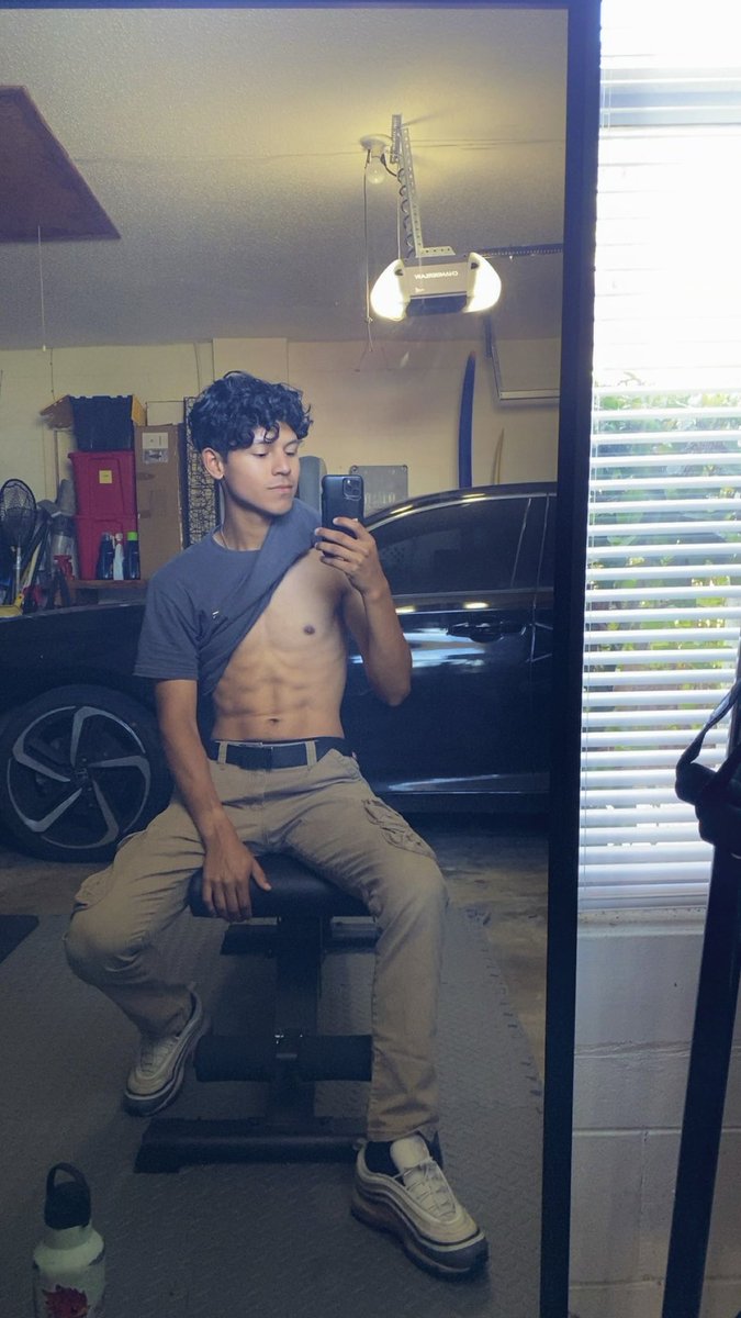 Selvinss7's tweet photo. Are these too much to post on my story if a lot of my colleagues follow me? https://t.co/Uaw8naCayQ
