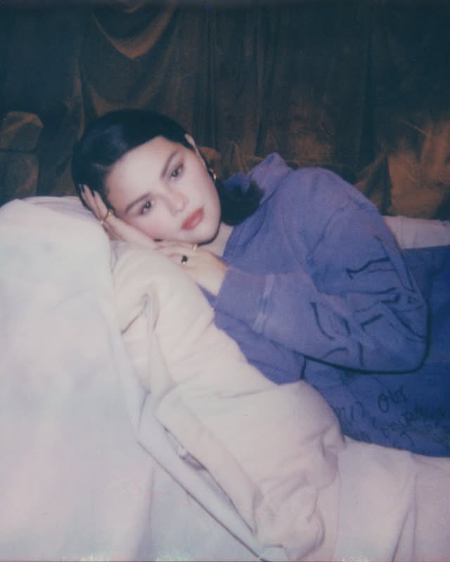 selenagomezbr's tweet image. Selena Gomez via Instagram agradecendo o apoio dos Selenators:

“Obrigada aos meus fãs incríveis que cresceram comigo e me apoiaram em cada capítulo desta história. Espero que vocês amem essas músicas como eu e que elas os ajudem em sua própria jornada. Obrigada por fazerem parte…