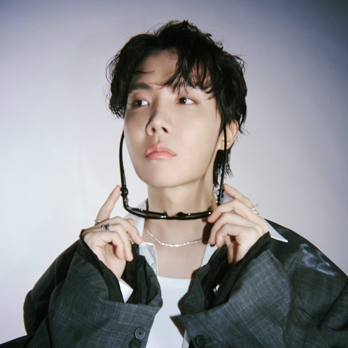 AppleMusic's tweet image. j-hope of @bts_bighit drops another infectious single while on his HOPE ON THE STAGE tour. “MONA LISA” is out now: apple.co/MONALISA

#jhope #제이홉 #jhope_MONALISA