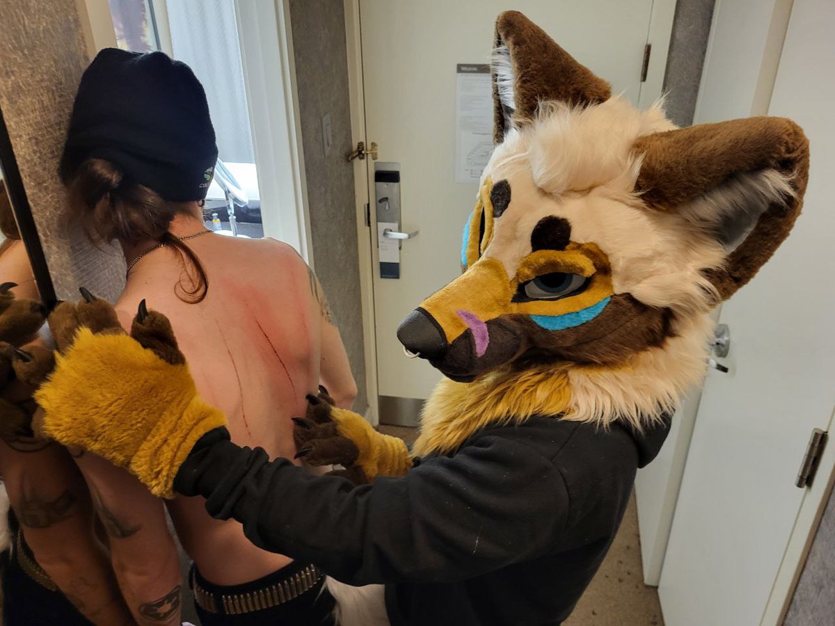Oh, did I say my claws are sharp? 😏