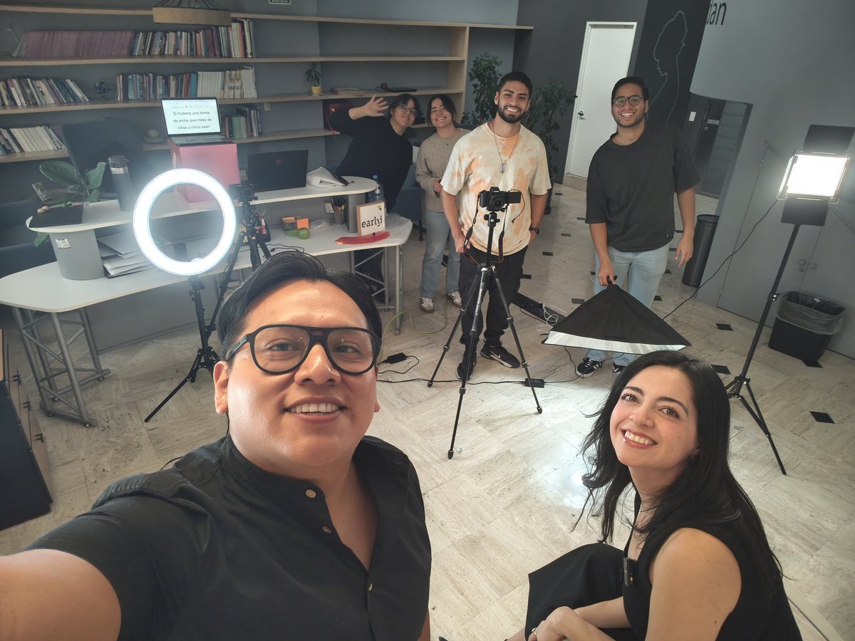 ¡Qué día tan productivo! 
Tuve el privilegio de colaborar con el talentoso equipo audiovisual de <a href="/irrazonables_/">Irrazonables</a>  en la creación de videos para Early. Su juventud, inteligencia y profesionalismo fueron inspiradores.

Aquí les dejo una fotito del recuerdo 😎

 #aprendizaje  #Victor