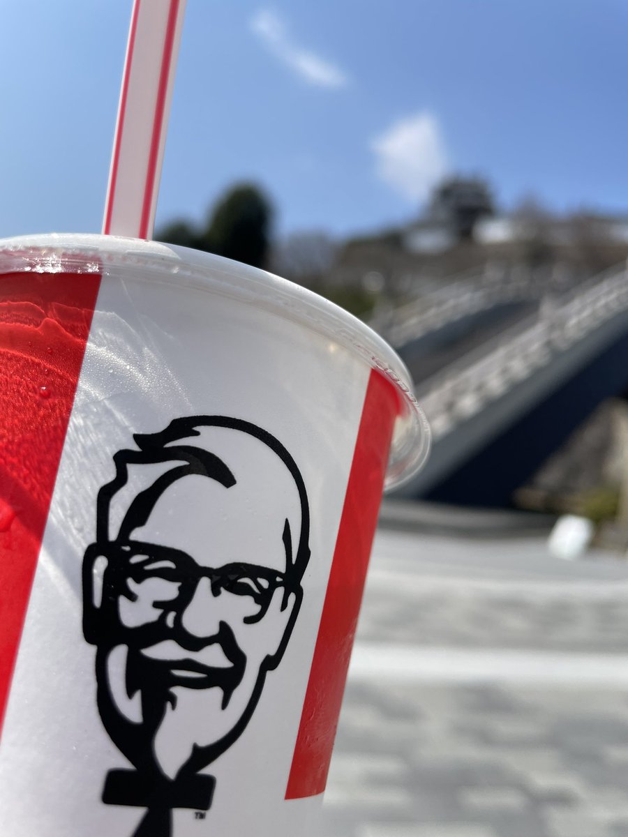 fanta326's tweet image. お城🏯まで散歩してきました
もう春休みなんですね
家族連れの方が多かったです
光秀さん喜んでるかな

ちょっと🥤休憩

#イマソラ #NowPlaying 
#the_first #YOLO

この花🌼なんだろう
可愛いです