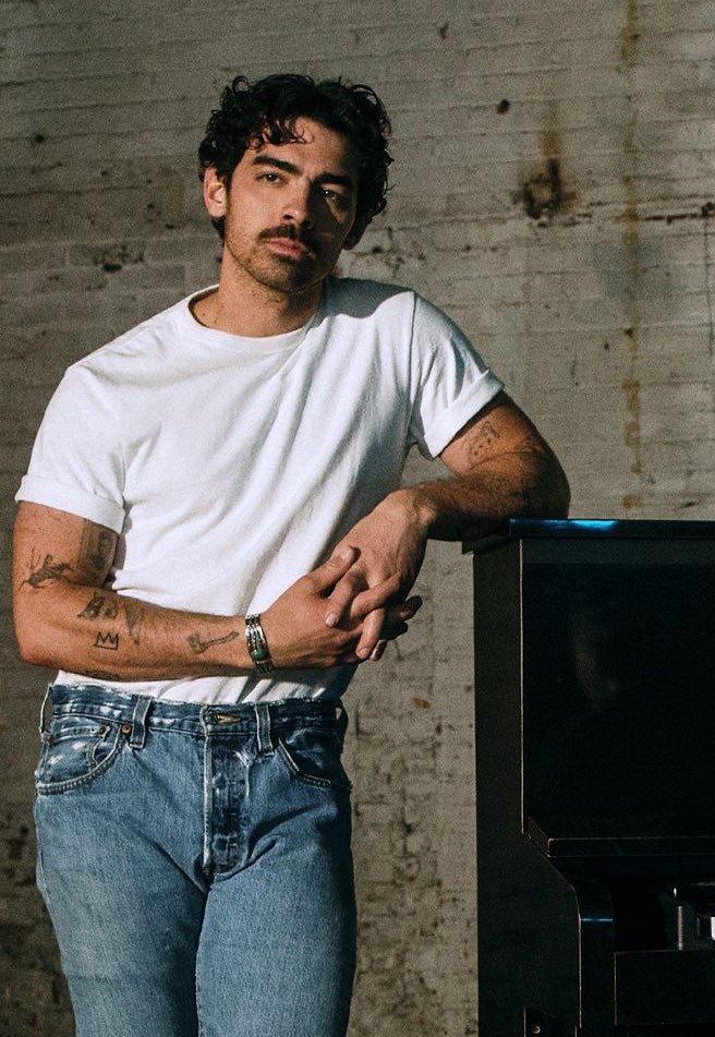 vacationeyes's tweet photo. the hottest thing a man can do is be joe jonas https://t.co/61LsiwexD0