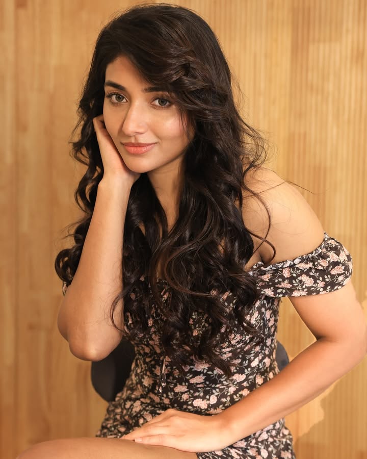actressmeena26's tweet photo. 🎯 #MirnaaThread 

#Bollywood #Actress #Mirnaa New Look https://t.co/8dmQV1sNfp