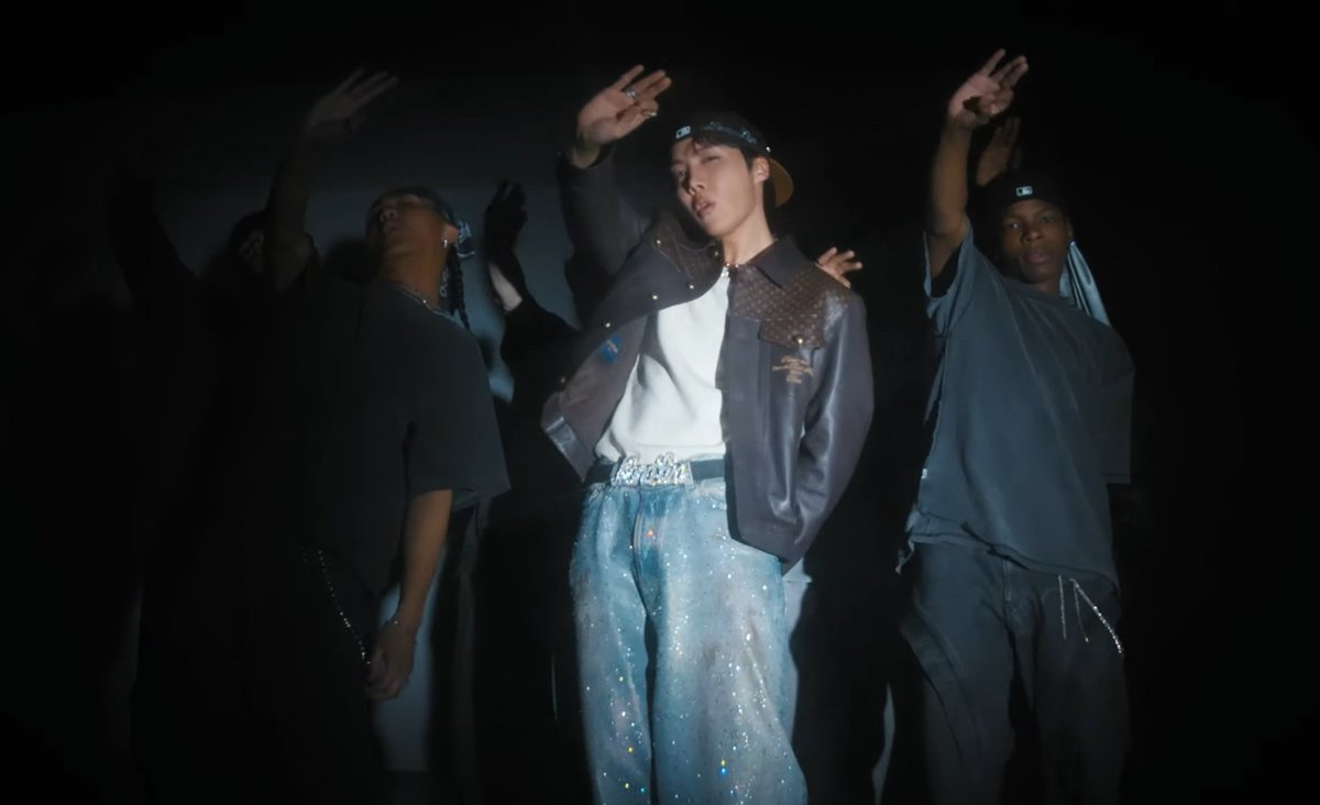 Hobi tiene unos outfit que ufff 🔥

#jhope_MONALISA