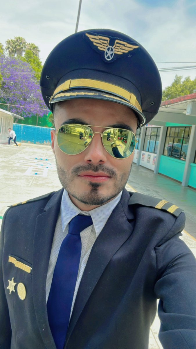 Hoy me convertí en piloto, para conducir el festival de primavera de mi escuela.  #SoyMaestro👨🏻‍🏫 ✈️🌎