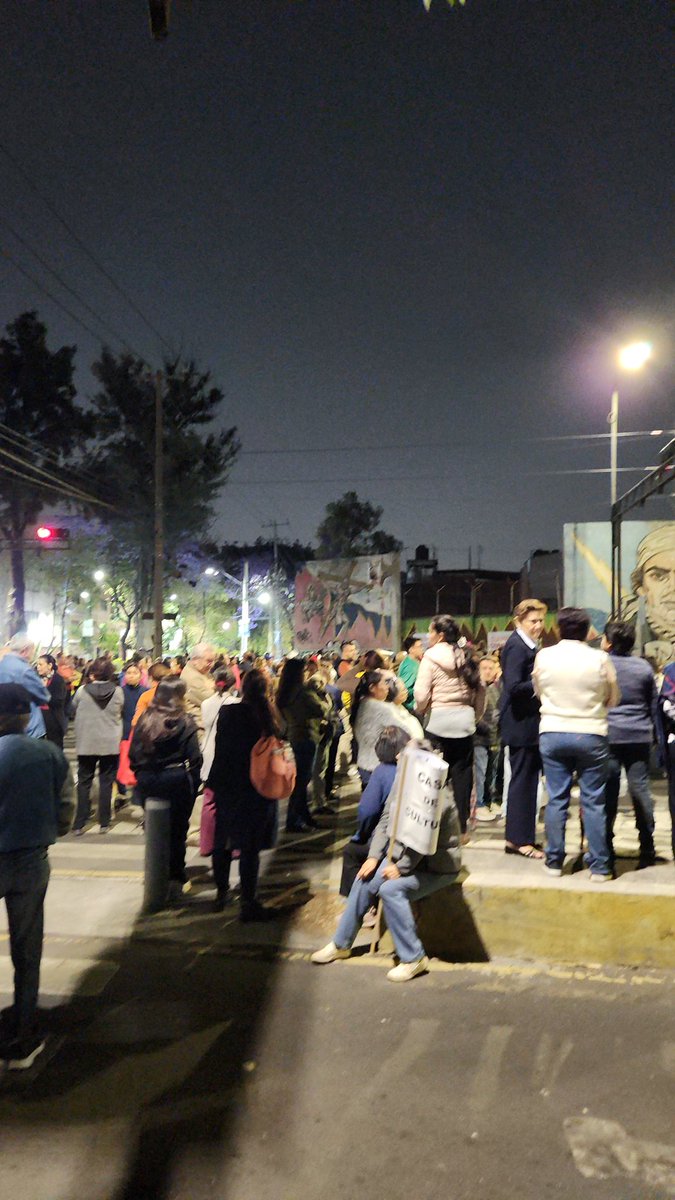 vofvisualthink's tweet image. Cierre en #eje2 @AzcapotzalcoMx  manifestacion de los vecinos piden atención a sus peticiones