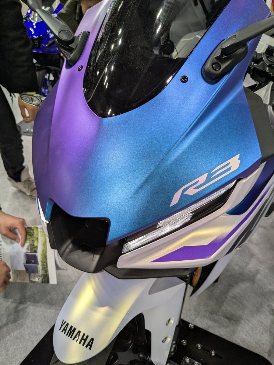 youngmachine_x's tweet image. 見る角度によって色味が変わる新型YZF-R3のブランニューカラー。