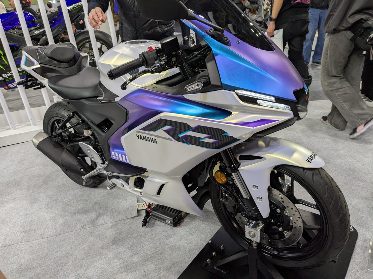 youngmachine_x's tweet image. 見る角度によって色味が変わる新型YZF-R3のブランニューカラー。