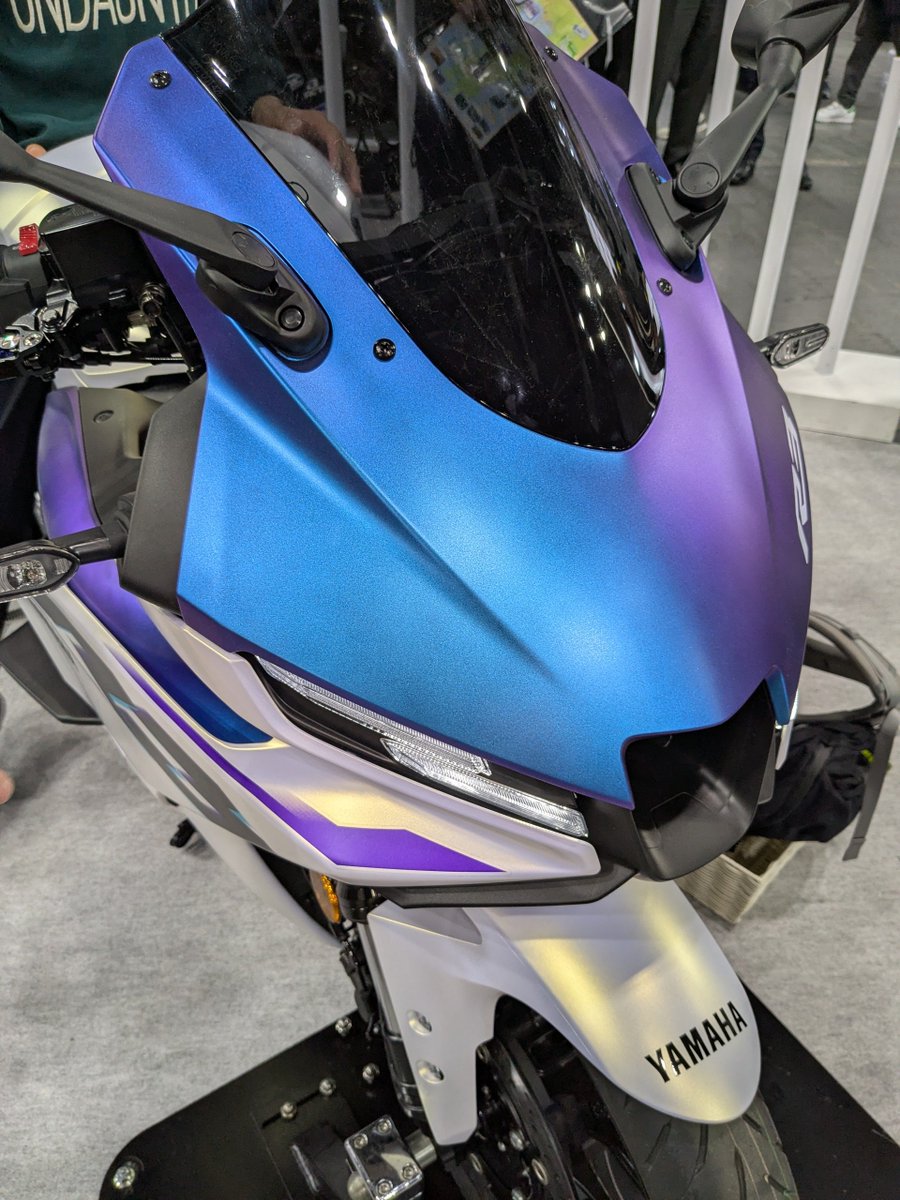 youngmachine_x's tweet image. 見る角度によって色味が変わる新型YZF-R3のブランニューカラー。