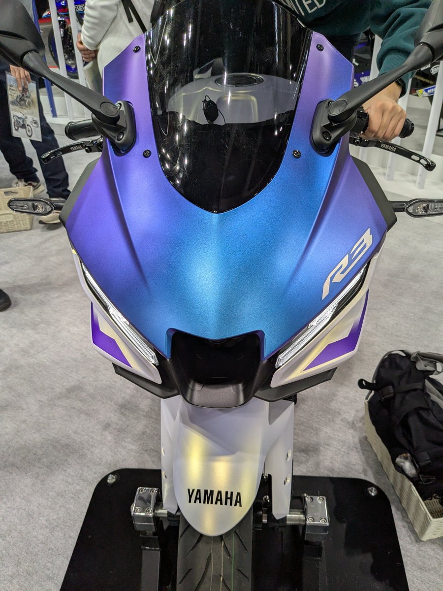 youngmachine_x's tweet image. 見る角度によって色味が変わる新型YZF-R3のブランニューカラー。