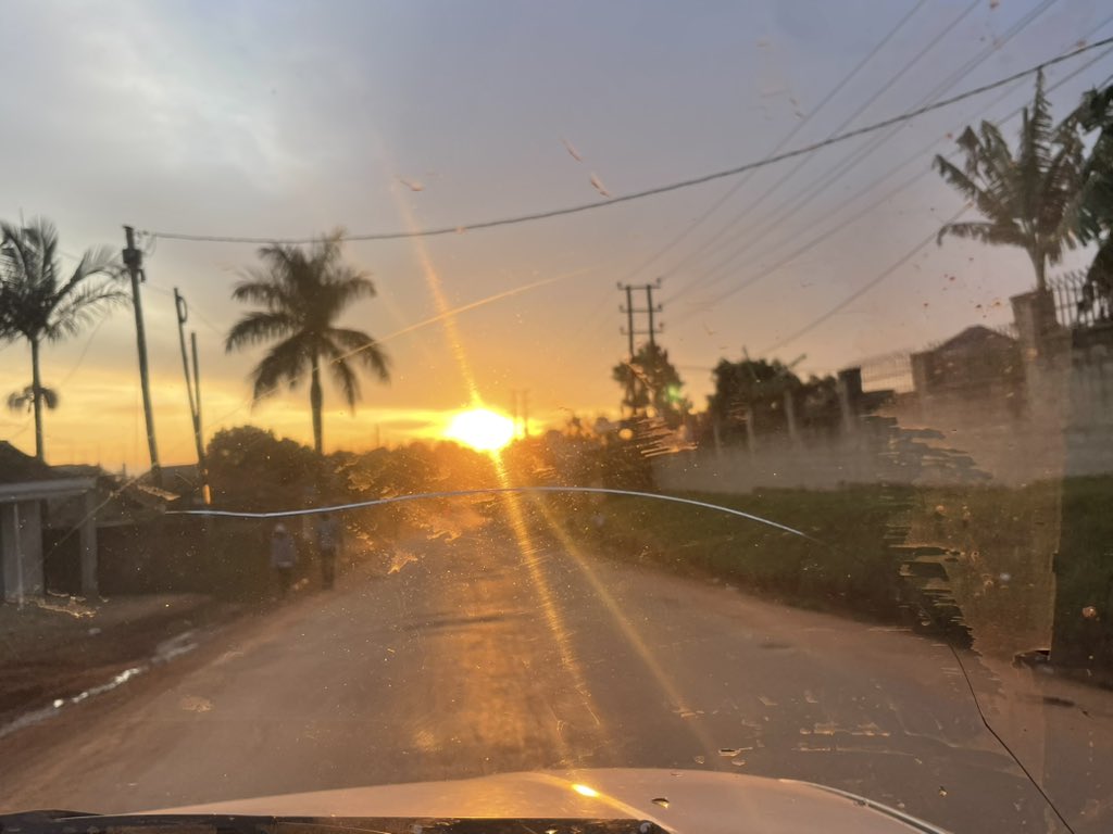 smujjawa30's tweet image. Friday called and it’s bringing good vibes and golden skies!

If the sunrise is this stunning, imagine how amazing the rest of the day will be. Let’s chase the light, spread the joy, and make today count!

#FridayFeeling #goldenhour #WeekendLoading